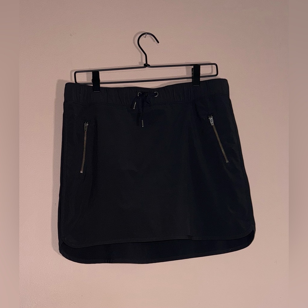 ATHLETA Athletic Skort with Zipper Detail in Black Size Medium